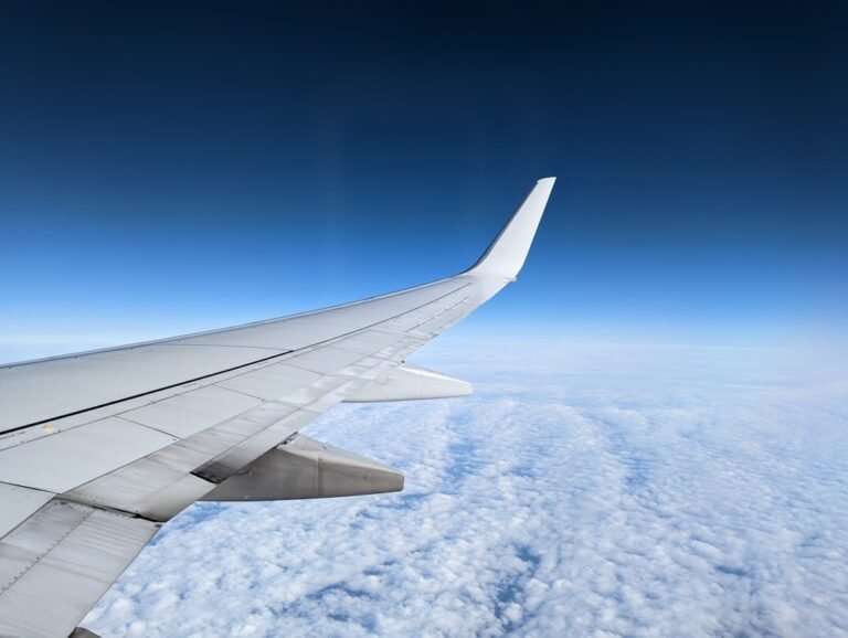 weekend vs weekday flights cost analysis 2026